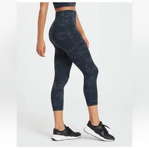NWT SPANX Look At Me Now Cropped Leggings Black Camo S